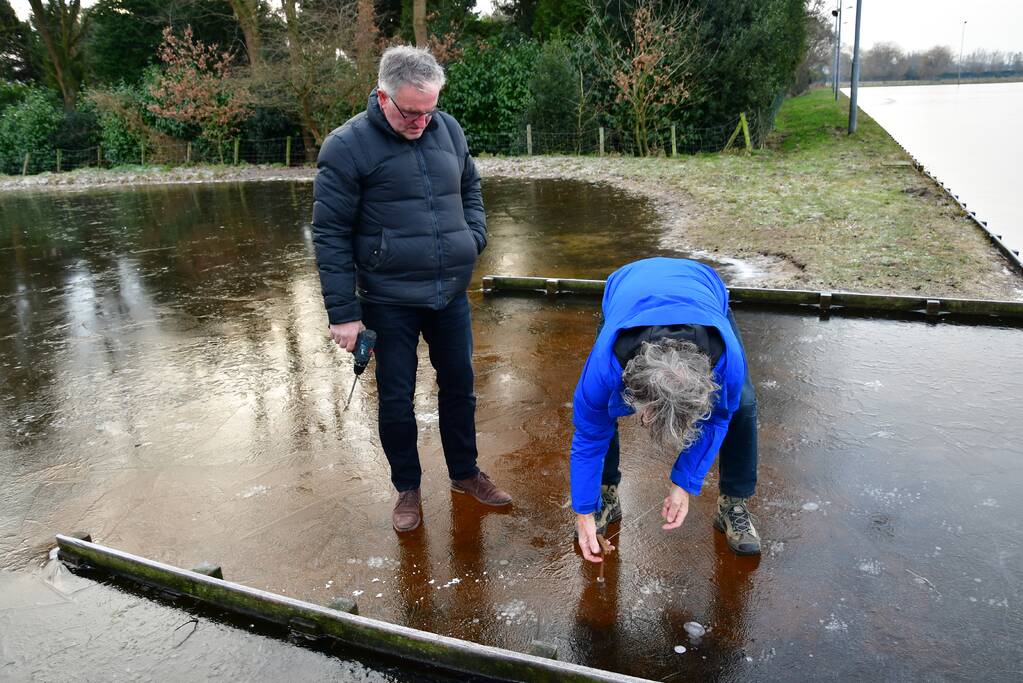 IJsmeesters keuren dikte van ijsbaan
