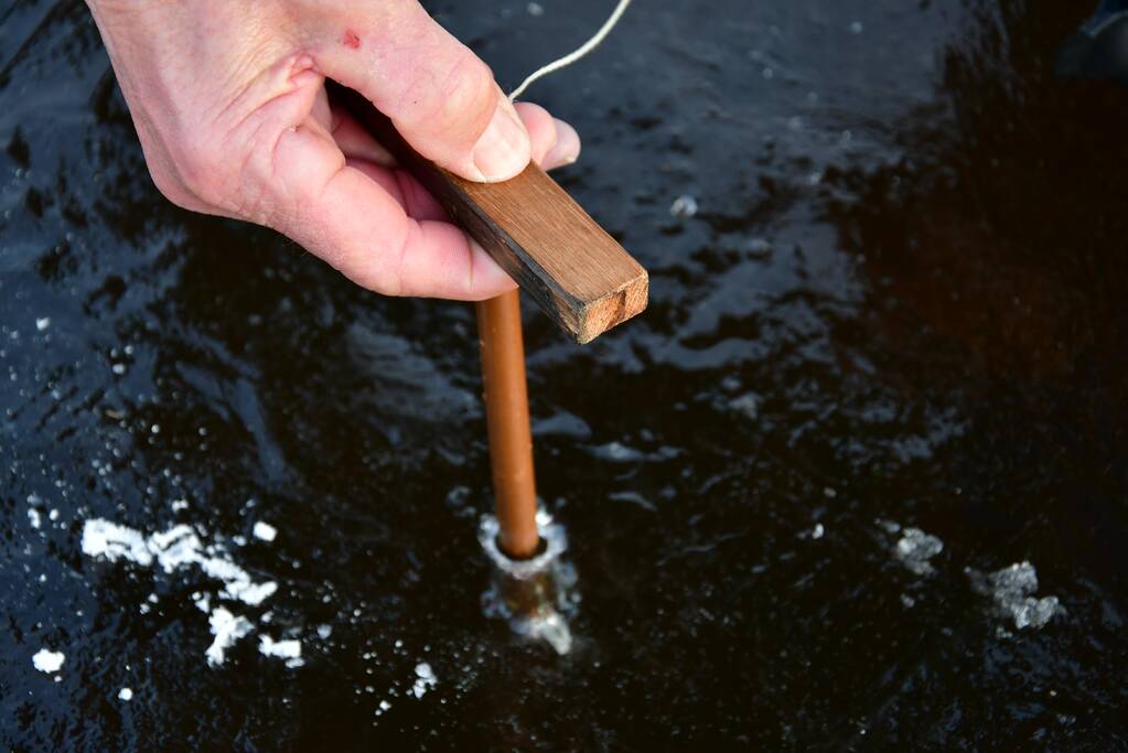 IJsmeesters keuren dikte van ijsbaan