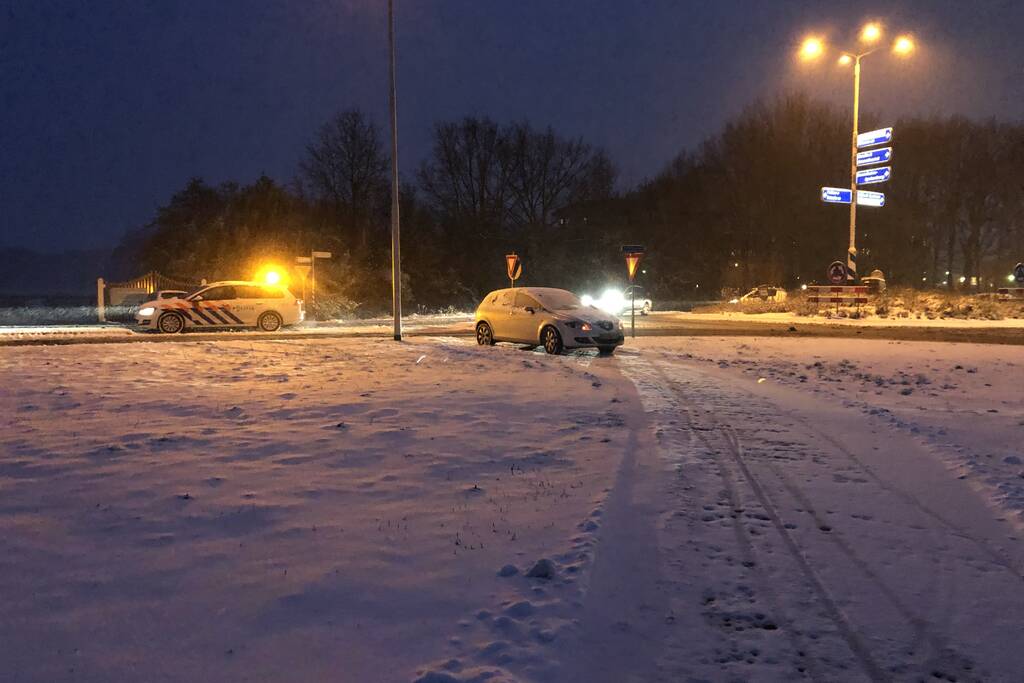 Auto's botsen op rotonde