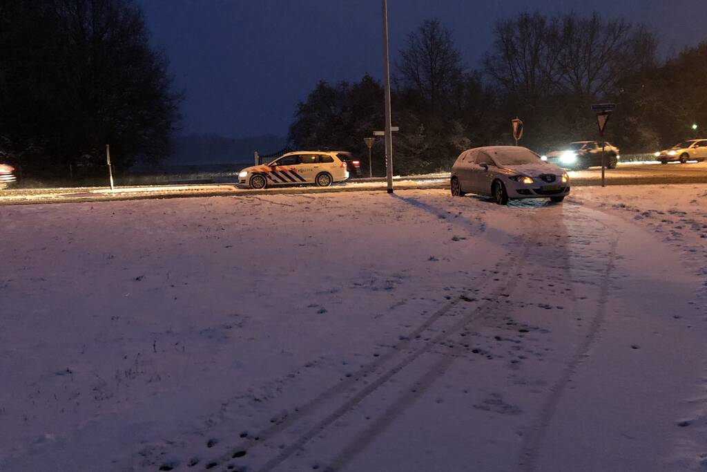 Auto's botsen op rotonde