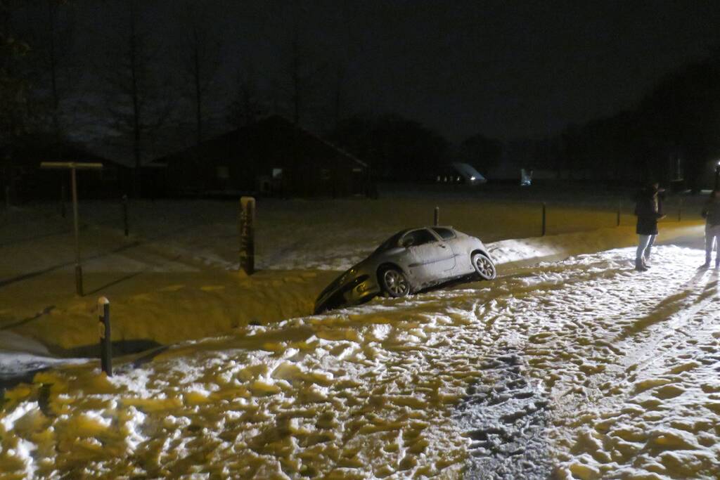 Auto belandt in sloot door gladheid