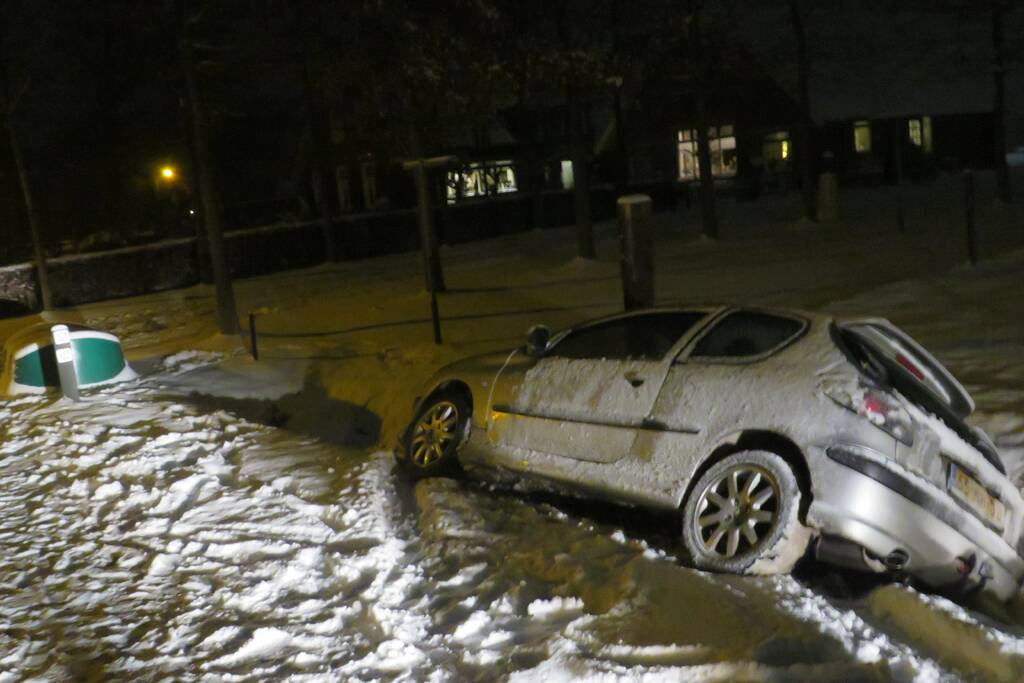 Auto belandt in sloot door gladheid