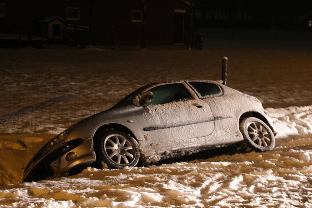 Auto belandt in sloot door gladheid