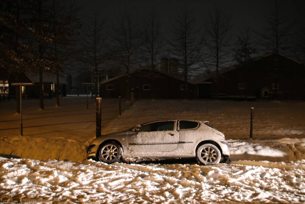 Auto belandt in sloot door gladheid
