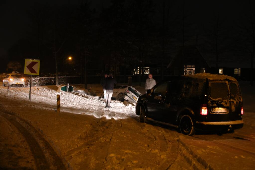 Auto belandt in sloot door gladheid