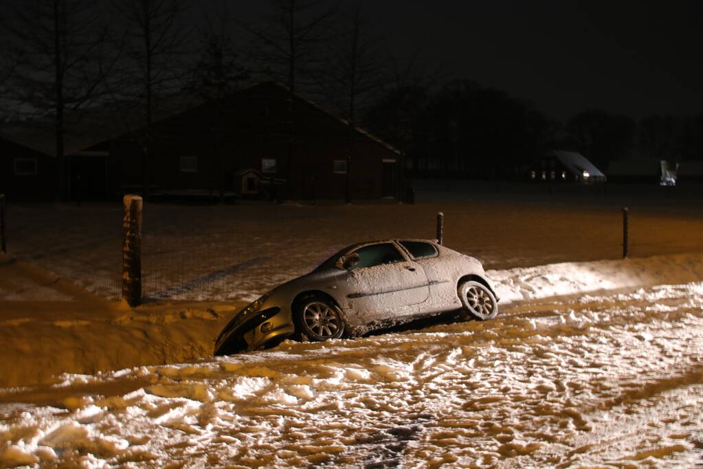 Auto belandt in sloot door gladheid