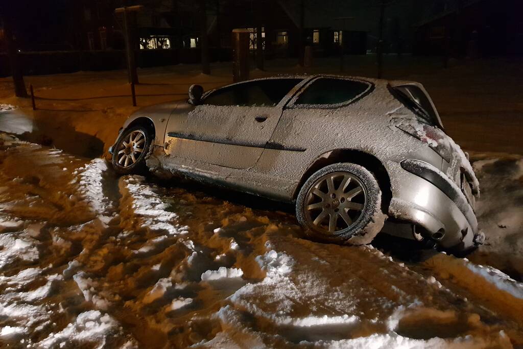 Meerdere auto's in sloot belandt (Nijkerk)