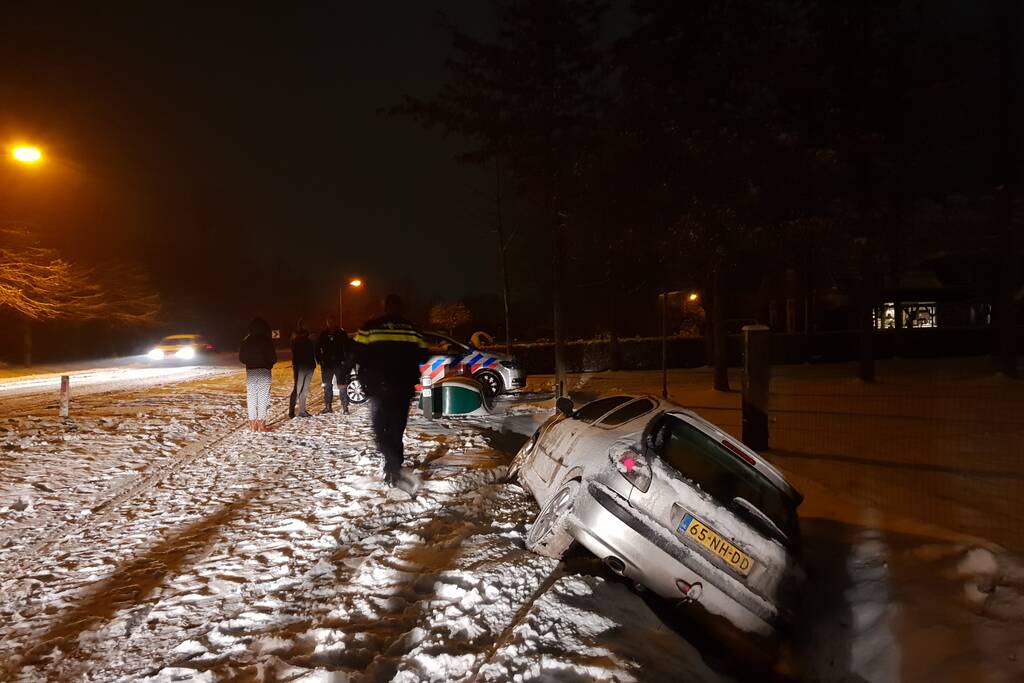 Auto belandt in sloot door gladheid
