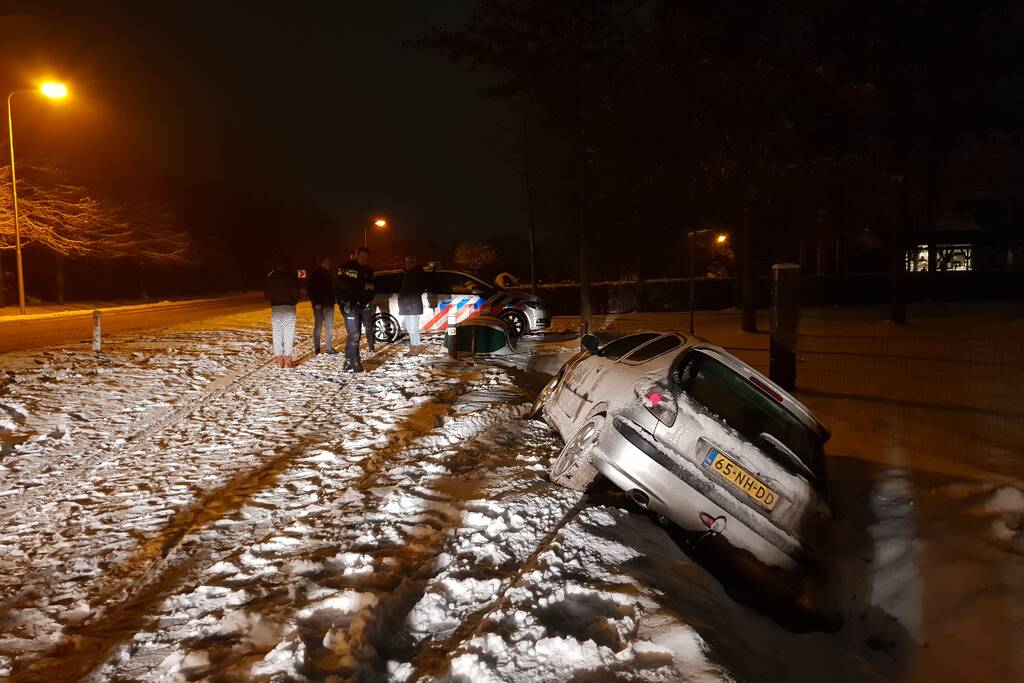 Auto belandt in sloot door gladheid
