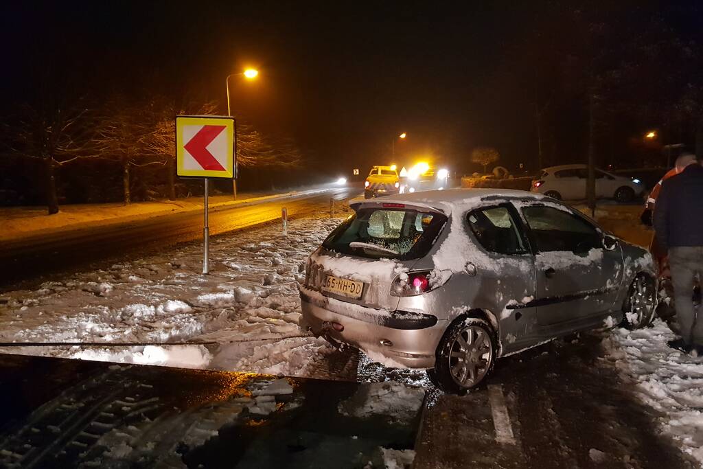 Auto belandt in sloot door gladheid