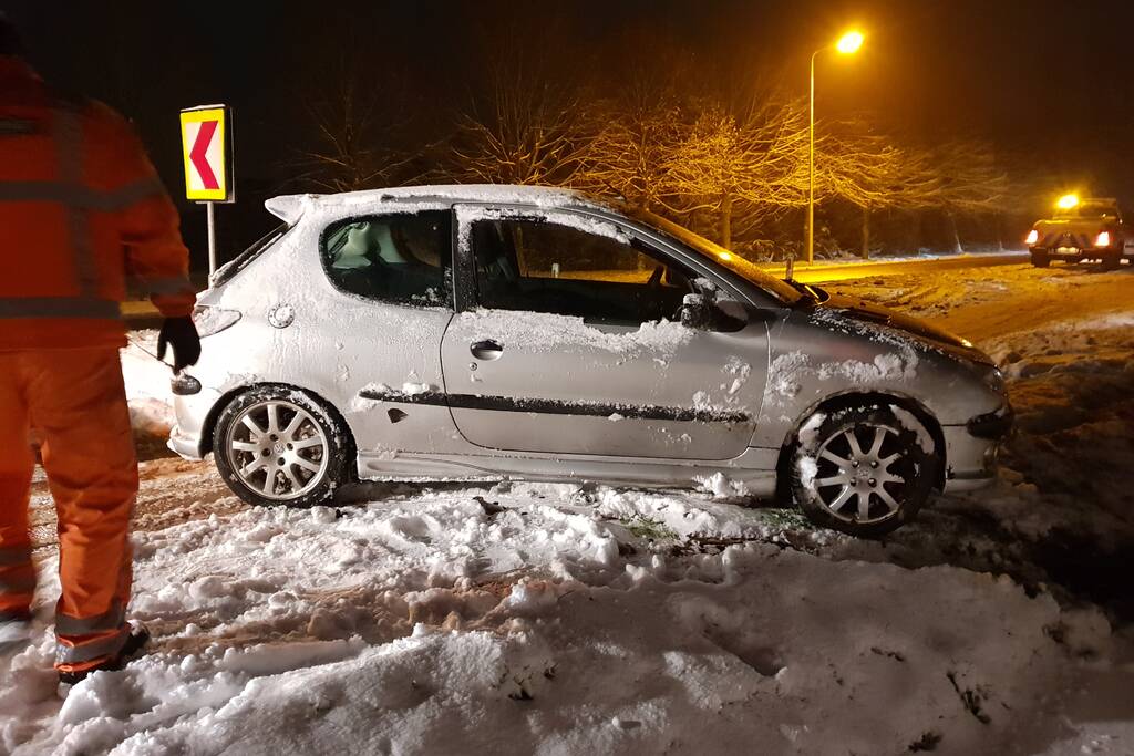 Auto belandt in sloot door gladheid