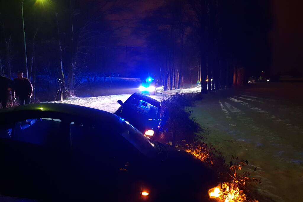 Auto's belanden in sloot door spekglad wegdek