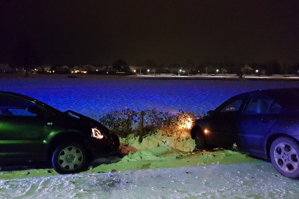 Auto's belanden in sloot door spekglad wegdek