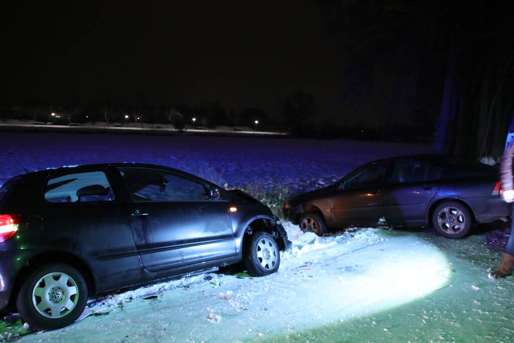 Auto's belanden in sloot door spekglad wegdek