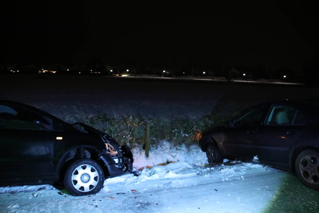 Auto's belanden in sloot door spekglad wegdek