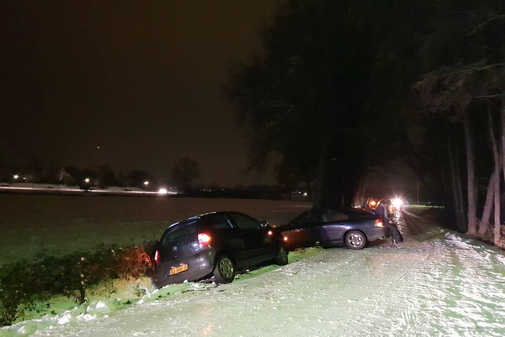 Auto's belanden in sloot door spekglad wegdek