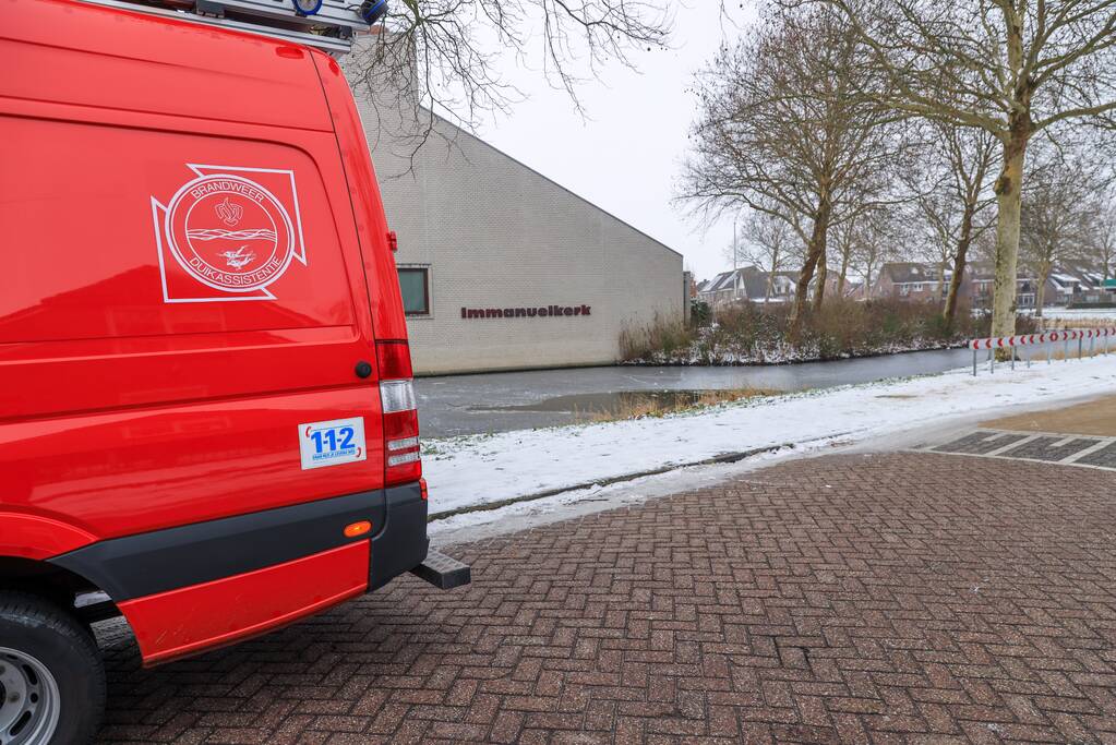 Meeuw vast in het ijs (Bunschoten-Spakenburg)