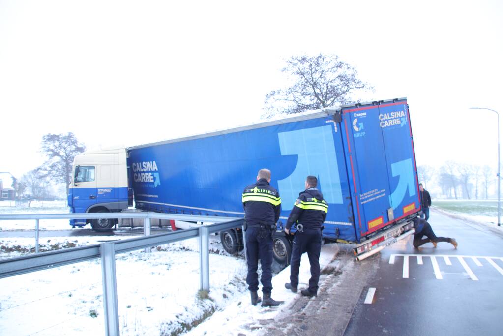 Vrachtwagen rijdt zich vast in sloot (Kootwijkerbroek)