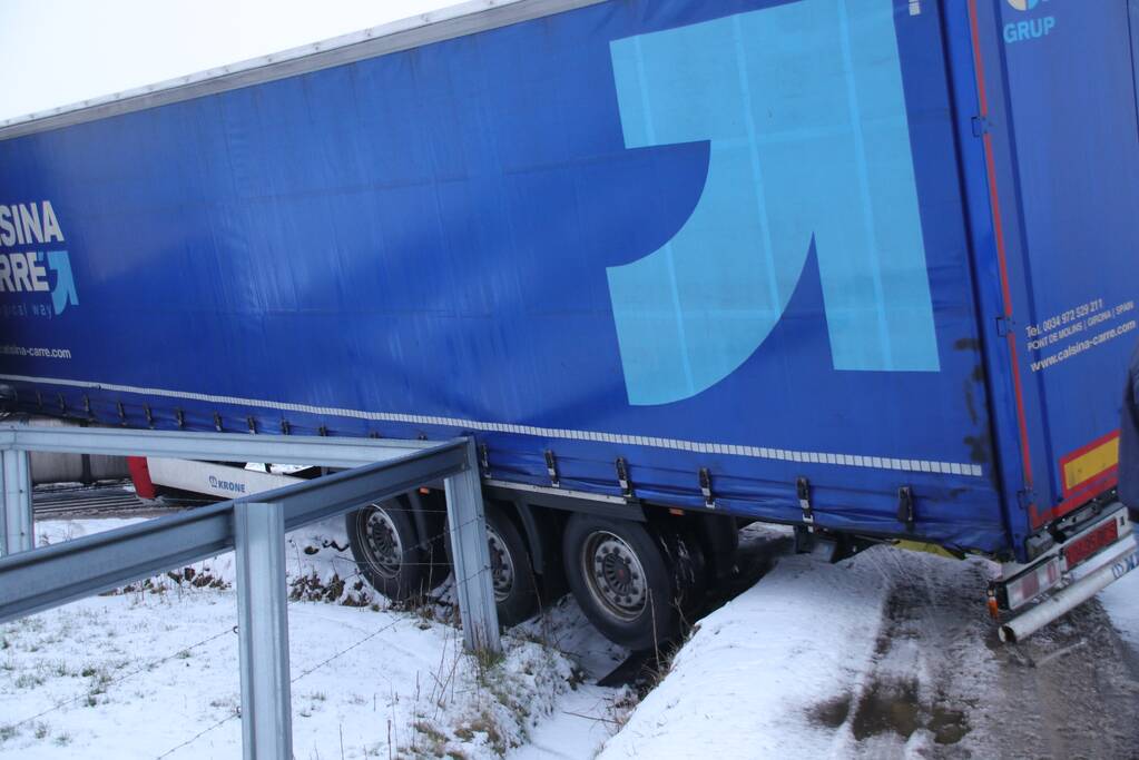 Vrachtwagen rijdt zich vast in sloot (Kootwijkerbroek)