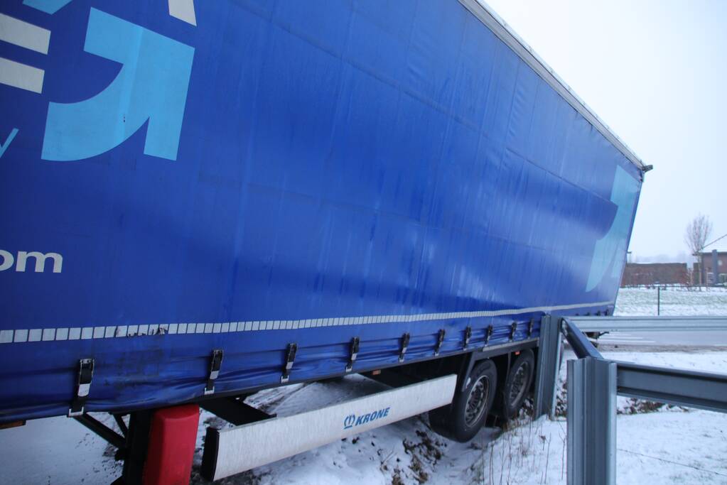 Vrachtwagen rijdt zich vast in sloot (Kootwijkerbroek)