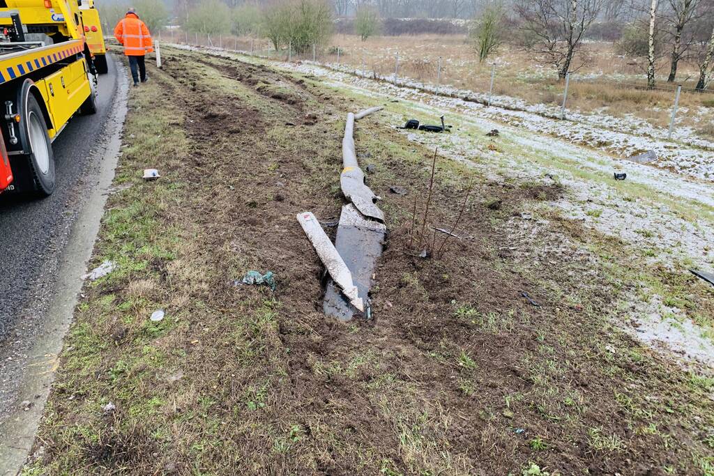 Vrachtwagen raakt van weg en aanhangwagen gekanteld