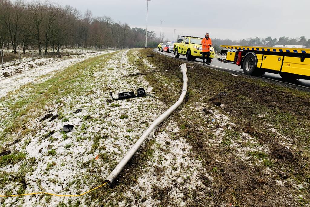 Vrachtwagen raakt van weg en aanhangwagen gekanteld
