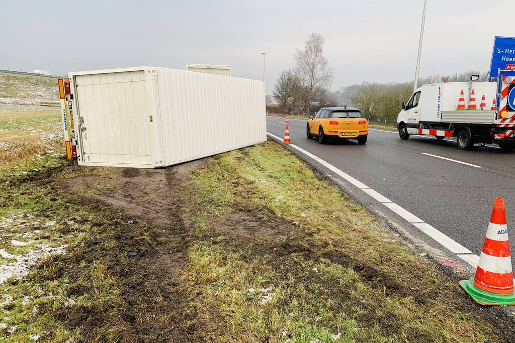 Vrachtwagen raakt van weg en aanhangwagen gekanteld