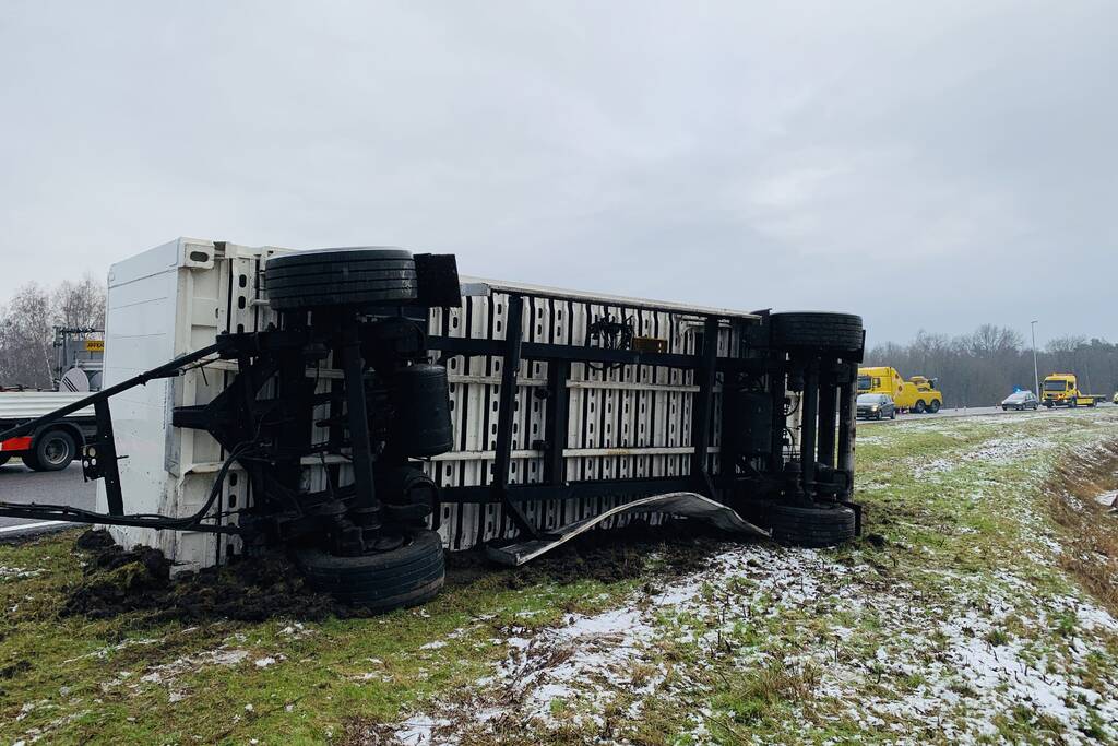 Vrachtwagen raakt van weg en aanhangwagen gekanteld