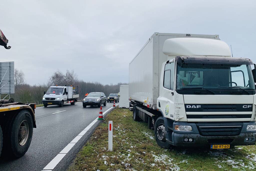 Vrachtwagen raakt van weg en aanhangwagen gekanteld