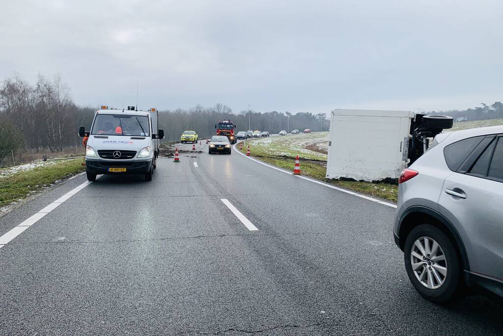 Vrachtwagen raakt van weg en aanhangwagen gekanteld