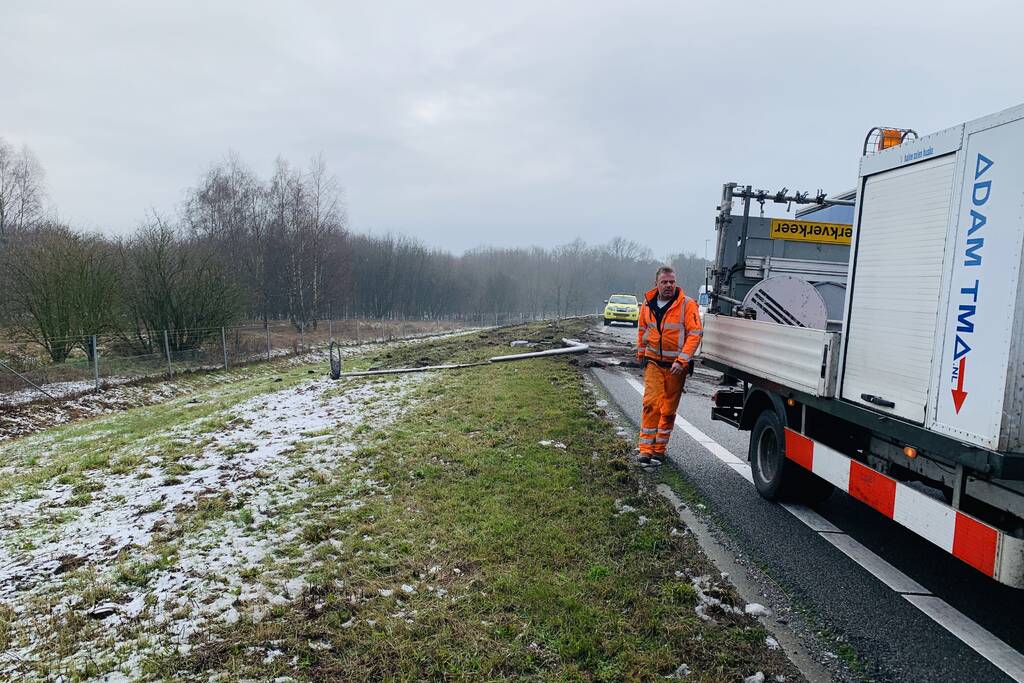 Vrachtwagen raakt van weg en aanhangwagen gekanteld