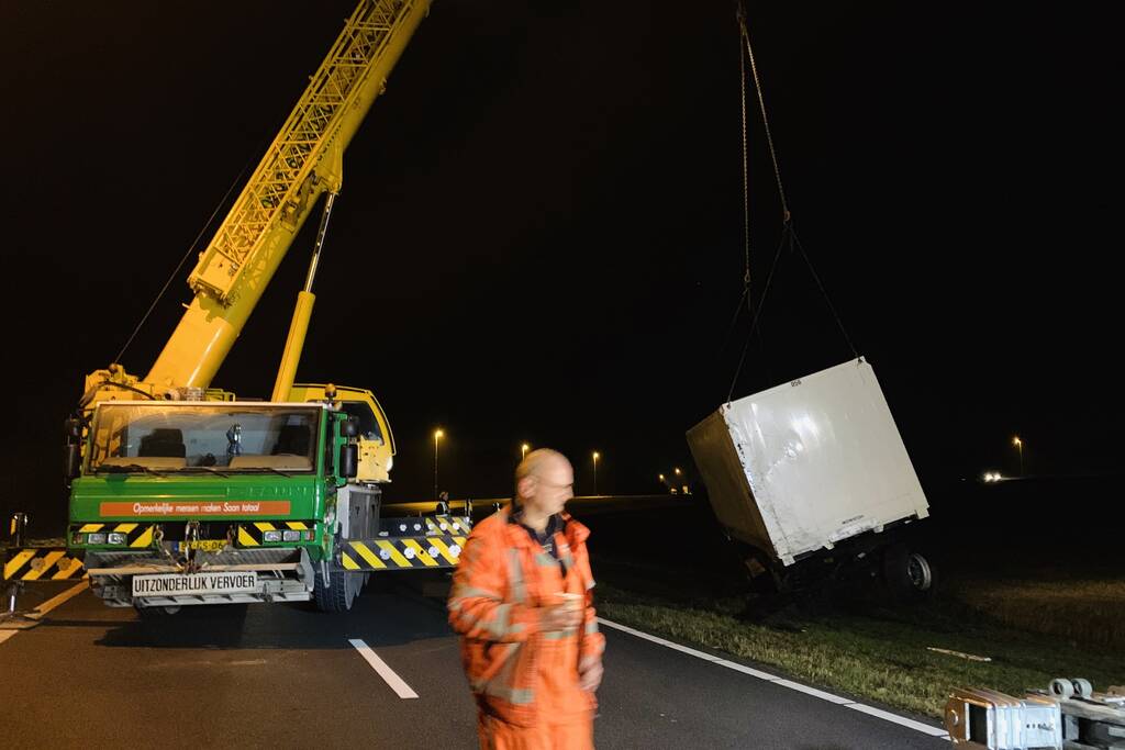 Vrachtwagen raakt van weg en aanhangwagen gekanteld