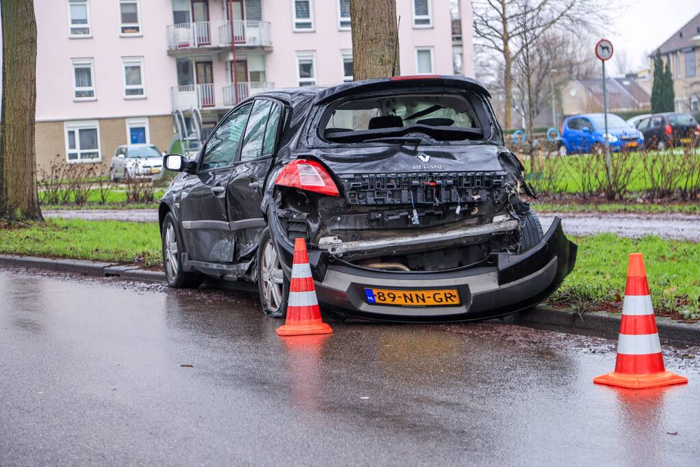 Forse schade na ongeval op kruising (Gouda)