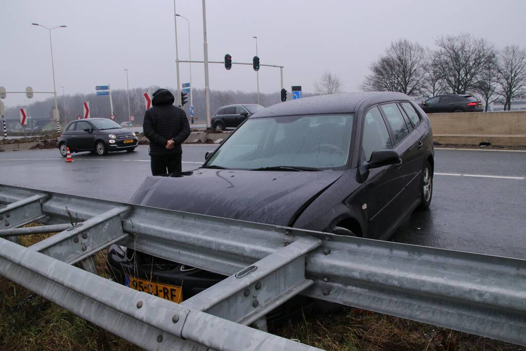 Auto raakt in slip knalt in vangrail