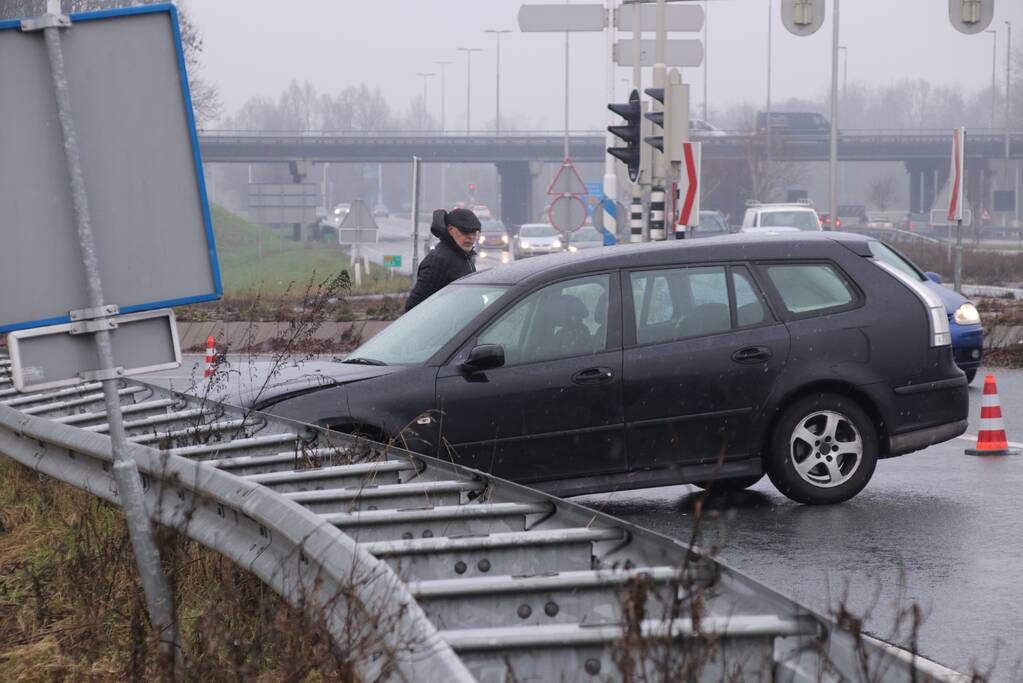 Auto raakt in slip knalt in vangrail