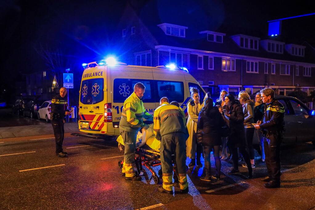 Maaltijdbezorger botst op remmende auto