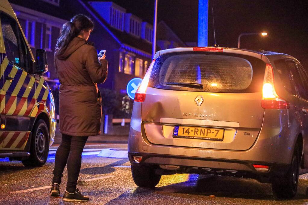 Maaltijdbezorger botst op remmende auto