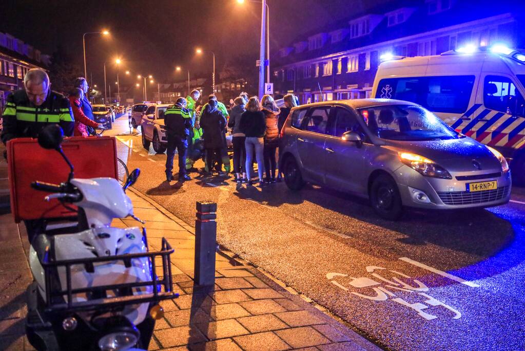 Maaltijdbezorger botst op remmende auto