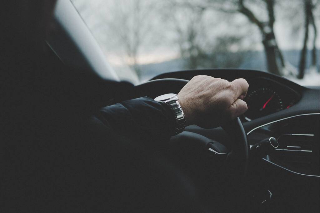 Dronken bestuurder botst tegen politieauto