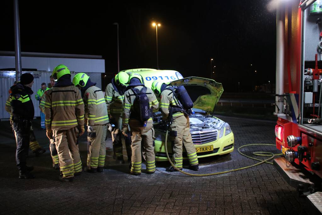 Ambulance vliegt in brand tijdens spoedrit
