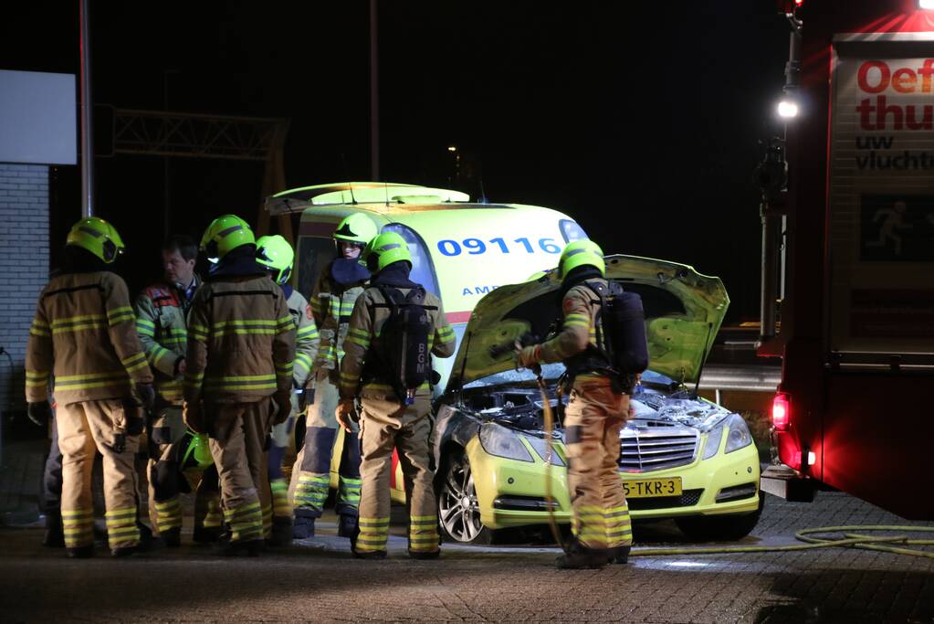 Ambulance vliegt in brand tijdens spoedrit