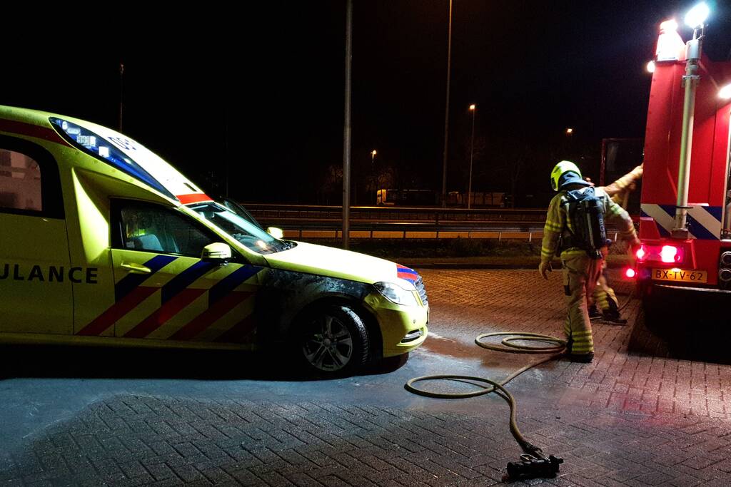 Ambulance vliegt in brand tijdens spoedrit
