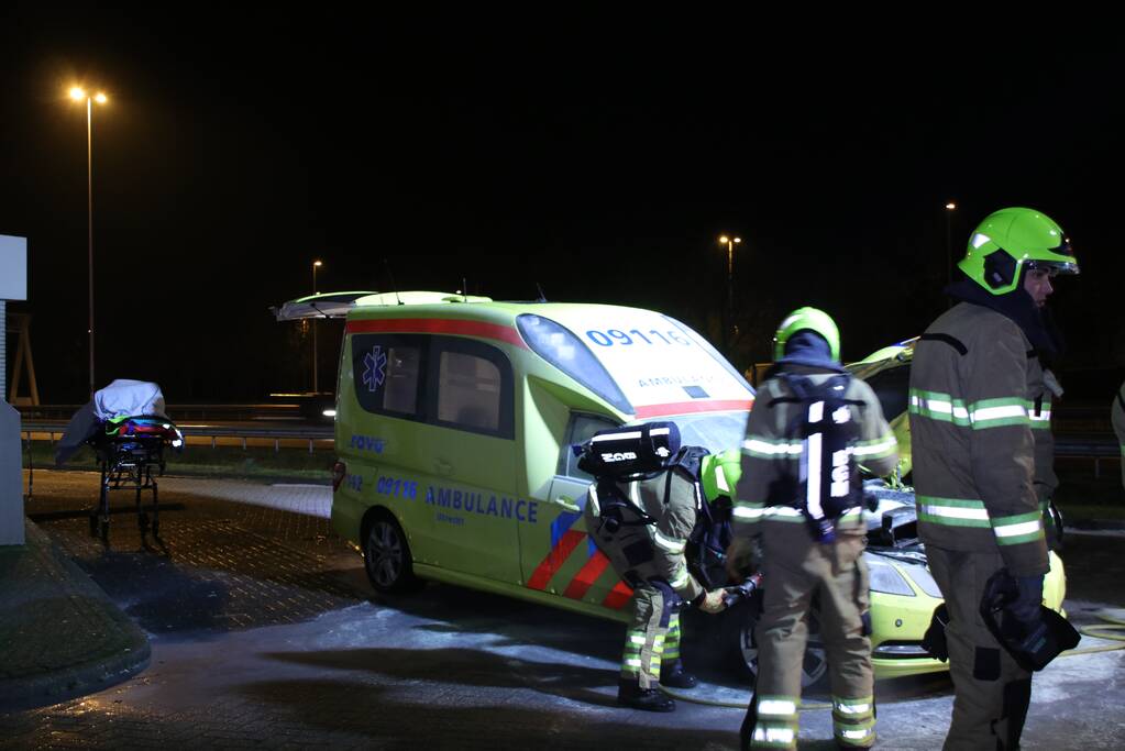 Ambulance vliegt in brand tijdens spoedrit