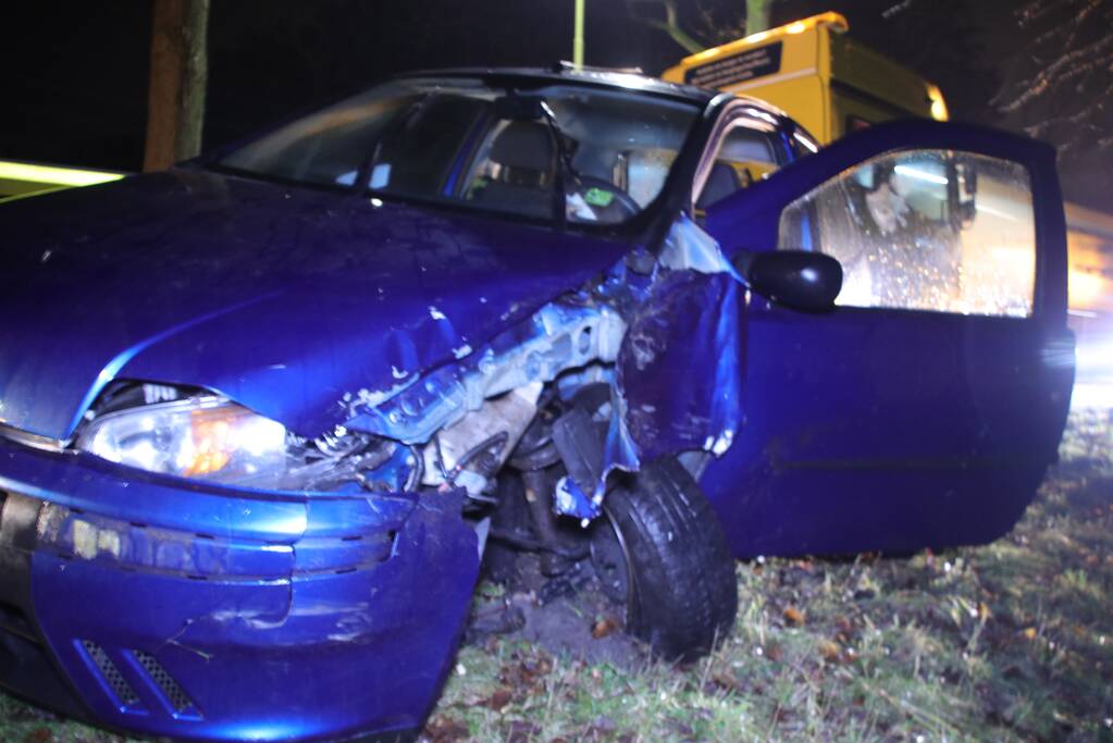 Gewonde bij aanrijding op een boom