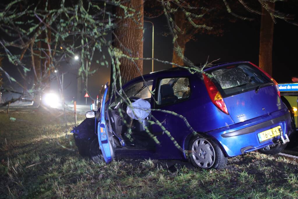 Gewonde bij aanrijding op een boom