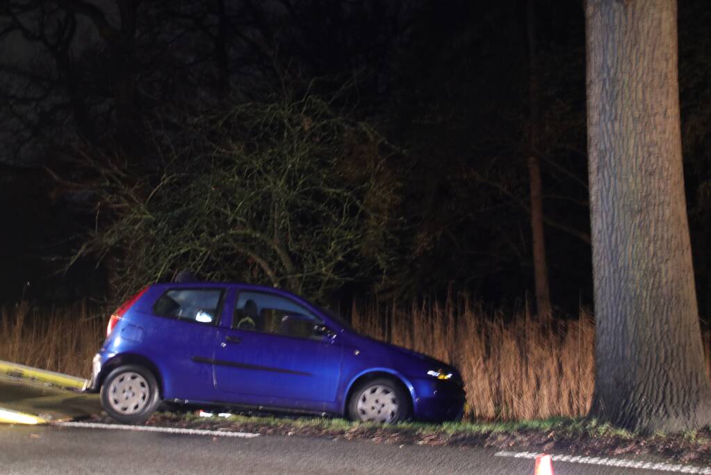 Gewonde bij aanrijding op een boom