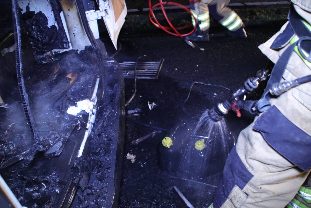 Bestelbus beveiliger brandt uit (Ede)