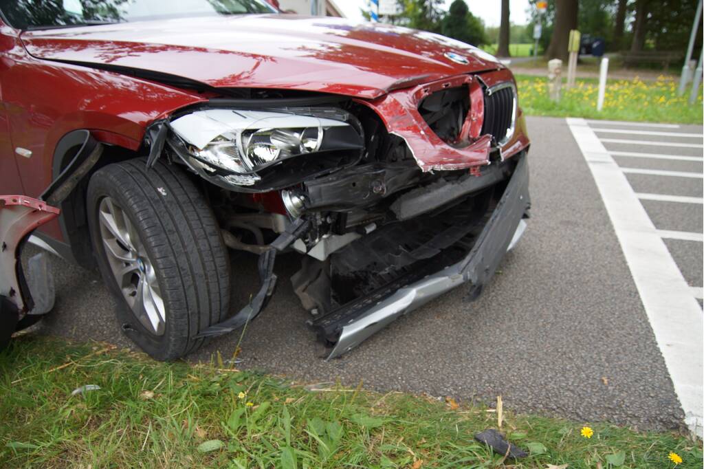 Automobiliste gewond na botsing tegen boom (Rijen)