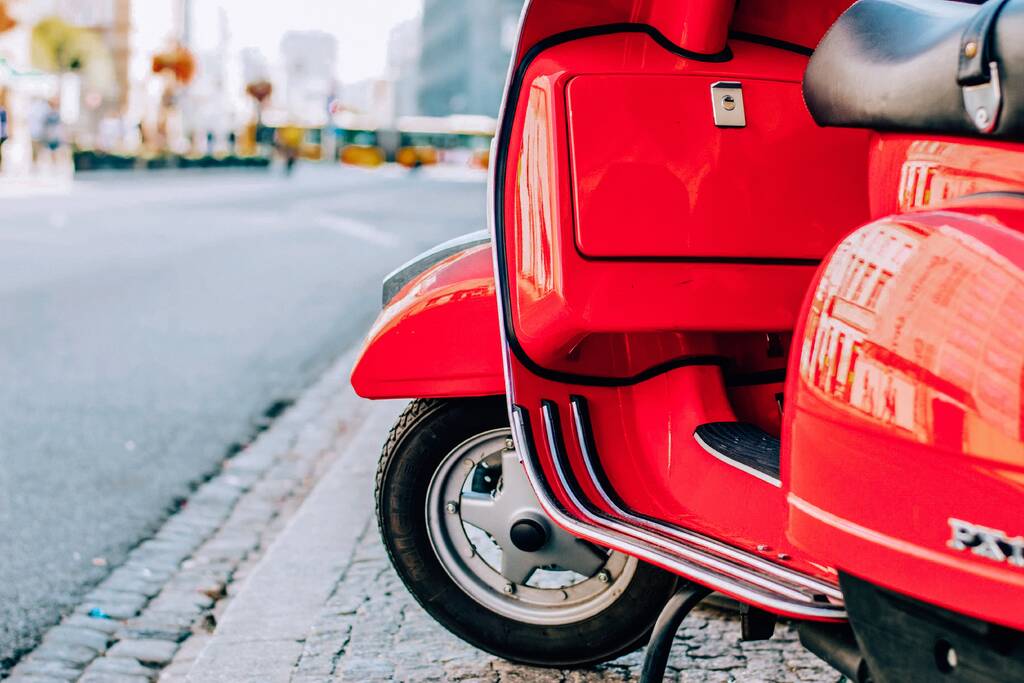 Snorscooterrijder gewond na botsing met auto (Baarn)