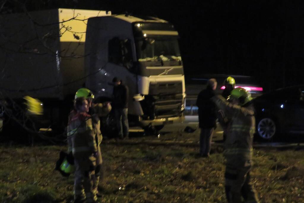Vrachtwagen in botsing met meerdere auto's